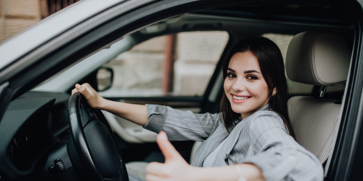 moça dirigindo carteira-cnh-renovação