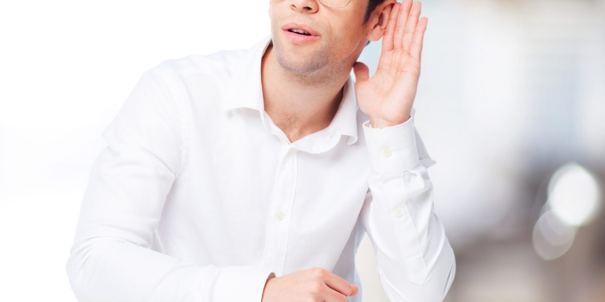 homem ouvindo som homem ouvindo som